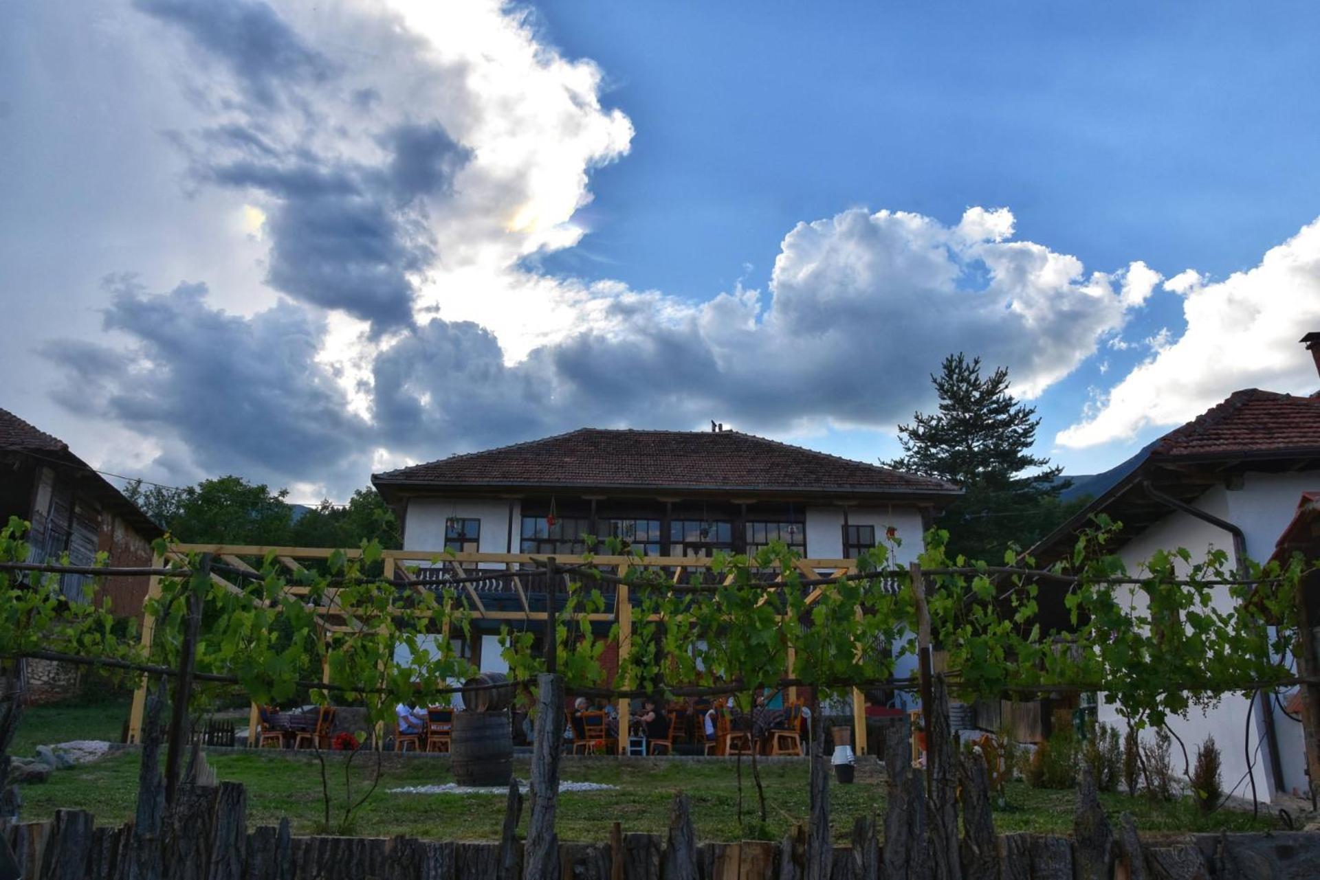 Corbadziski An Ethno House Bed & Breakfast Vratnica Bagian luar foto